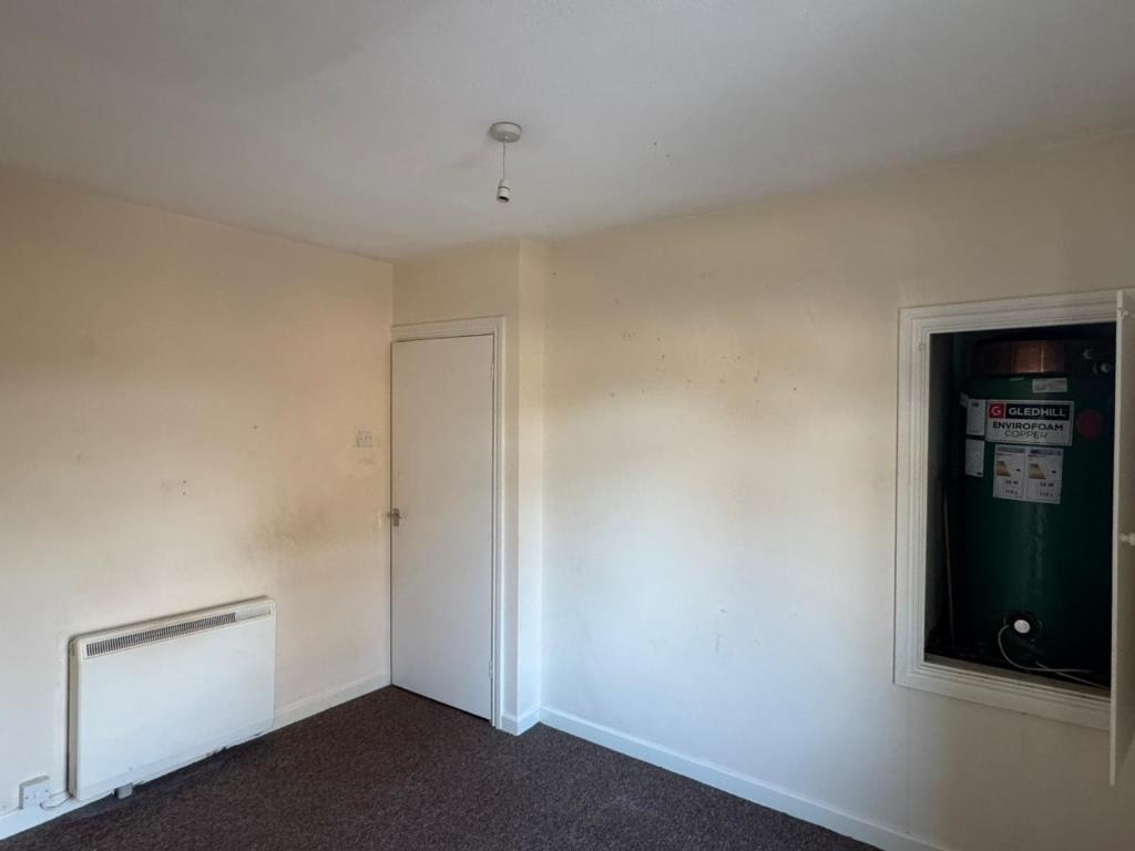 Lot: 104 - HOUSE FOR IMPROVEMENT - Front bedroom